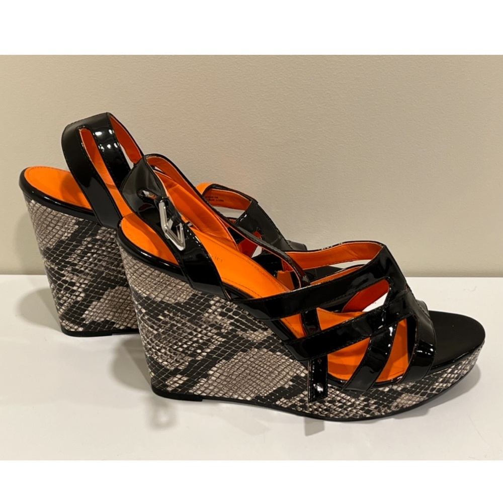 CALVIN KLEIN BLACK PATENT JENNAH STRAPPY SNAKE PRINT WEDGE HEELS SHOES 9.5 M
